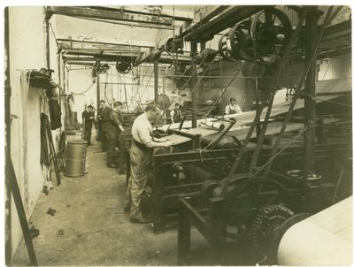 カーペット工場のビームルーム、1923年 作： English Photographer